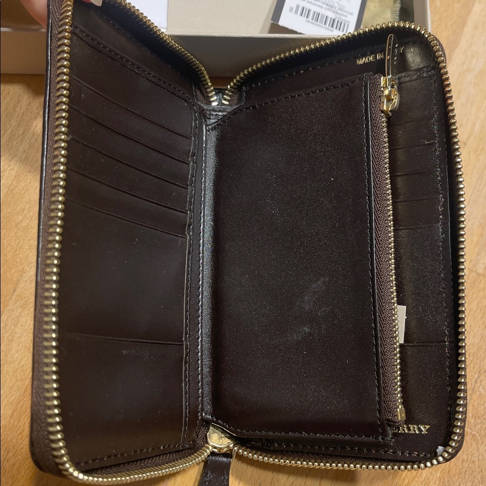 Burberry - Brand new medium zip around wallet organizer - Picture 6 of 9